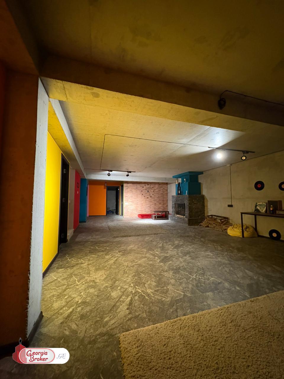 იყიდება ახალი გარემონტებული 12 ოთახიანი სახლი